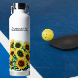 Feld der Sonnenblumen-Monogramm Trinkflasche<br><div class="desc">Diese personalisierte Wärmeschutzflasche fügt jedem Getränk eine Touch von natürlicher Schönheit hinzu. Die farbenfrohe Landsonnenblütengrafik zeichnet sich durch ihr farbenfrohes Landschaftsbild aus. Ideal für jeden Sonnenblumenfreund.</div>