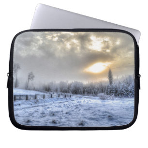 Feld im Winter Schnee bei Sonnenaufgang Laptopschutzhülle