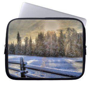 Feld im Winter Schnee bei Sonnenaufgang Laptopschutzhülle