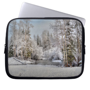 Feld im Winter Schnee bei Sonnenaufgang Laptopschutzhülle