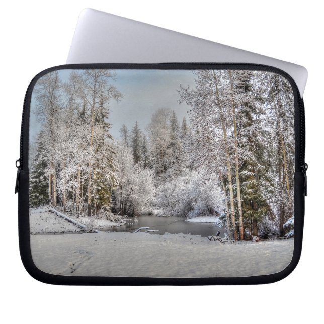 Feld im Winter Schnee bei Sonnenaufgang Laptopschutzhülle (Vorderseite)