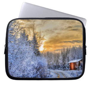 Feld im Winter Schnee bei Sonnenaufgang Laptopschutzhülle