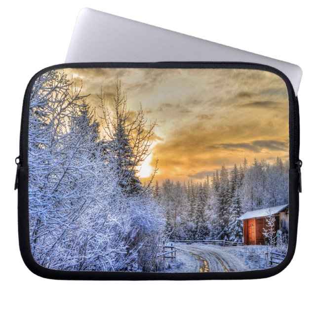 Feld im Winter Schnee bei Sonnenaufgang Laptopschutzhülle (Vorderseite)