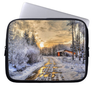 Feld im Winter Schnee bei Sonnenaufgang Laptopschutzhülle