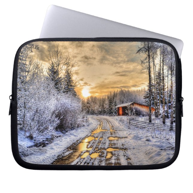 Feld im Winter Schnee bei Sonnenaufgang Laptopschutzhülle (Vorderseite)