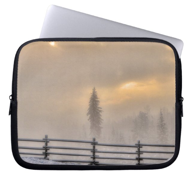 Feld im Winter Schnee bei Sonnenaufgang Laptopschutzhülle (Vorderseite)