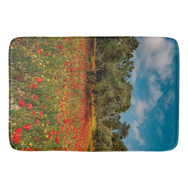 Feld mit Blume und Bäumen Badematte (Vorderseite)