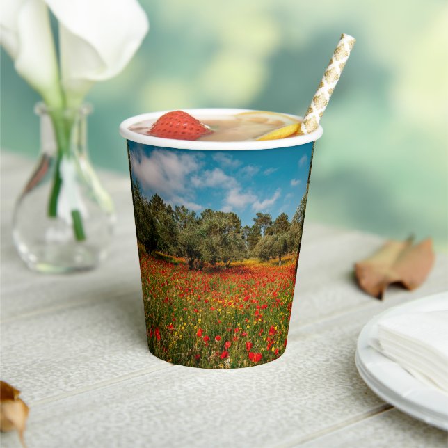 Feld mit Blume und Bäumen Pappbecher (In Situ)