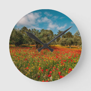 Feld mit Blume und Bäumen Runde Wanduhr