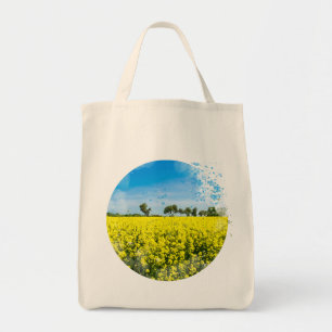 Feld mit gelben Blumen und blauem Himmel Tragetasche