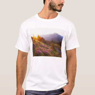 Feld mit Lupinen und Olympic Mountains bei T-Shirt