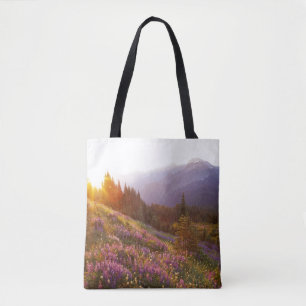 Feld mit Lupinen und Olympic Mountains bei Tasche