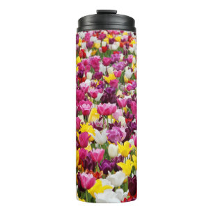 Feld mit Tulpen Thermosbecher