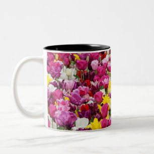 Feld mit Tulpen Zweifarbige Tasse