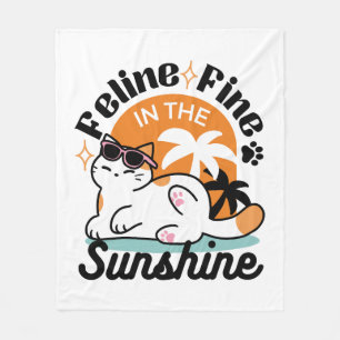 Feline Fine in the Sunshine - Entspannte Tropenkat Fleecedecke