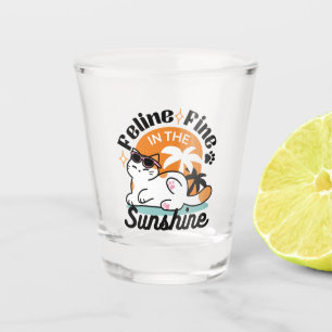 Feline Fine in the Sunshine - Entspannte Tropenkat Schnapsglas