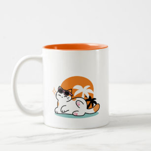 Feline Fine in the Sunshine - Entspannte Tropenkat Zweifarbige Tasse