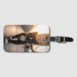 Felini beim Überqueren der Tower Bridge: Ein Londo Gepäckanhänger