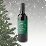Feliz Navidad Christmas Golden & Green Weinetikett<br><div class="desc">Fügen Sie Ihren Feierlichkeiten eine Touch Eleganz hinzu mit diesem einzigartigen Feliz Navidad Weinlabel. Mit einem festlich grünen Hintergrund, goldenem Text und einem zarten Laurel Kranz-Design bringt es Wärme und Eleganz in jede Flasche. Personalisieren Sie es mit Ihrem Familiennamen oder einer besonderen Nachricht für eine einzigartige, herzliche Touch, die sich...</div>