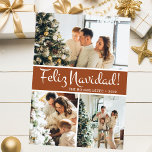 Feliz Navidad Foto Collage Feiertagskarte<br><div class="desc">Diese fantastische 3-Foto-Urlaubskarte mit "Feliz Navidad!" in einem modernen Script-Schriftart und Ihrem Familiennamen und Jahr in einem feinen, klassischen Schriftart, sowohl in Weiß auf Terrakotta mit passendem Rücken, ist ideal für den Versand an Ihre Familie und Freunde. Jeder wird Liebe bekommen neue Fotos Ihrer Familie!</div>