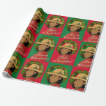 Feliz Navidad Merry Christmas Wrapping Paper Geschenkpapier<br><div class="desc">Das lebendige Feliz Navidad Wrapping Paper,  eine Feier des kulturellen Diversity und des Feiertags,  bringt Ihnen eine Touch von Wärme und Inklusivität zu Ihrem festlichen Geschenk. Dieses wunderschön gearbeitete Verpackungspapier zeigt eine schöne Illustration einer braunhäutigen hispanischen Frau,  die Freude und den Geist der Saison ausstrahlt.</div>