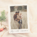 Feliz Navidad | Posta Locarno Feiertagskarte<br><div class="desc">Capture el espíritu navideño con esta tarjeta navideña elegante con foto. Su retrato está enmarcado por un borde blanco pintado a mano con bordes artísticos y desiguales, lo que le da un toque único y artesanal. Debajo de la imagen, "feliz navidad" aparece en tipografía cursiva, acompañado del nombre de su...</div>