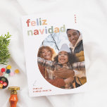Feliz Navidad | Postkolorida y Moderna 2 Fotos Feiertagskarte<br><div class="desc">Llene de color y alegría sus saludos navideños con esta tarjeta de Navidad. Esta postalischer Vortrag "Feliz Navidad" en letras de tonos pastel divertidos, junto a una foto vertraut en formato kreisel. Este krankño resalta su retrato vertraute de manera Original. El año está escrito verticalmente en la esquina superior derecha,...</div>