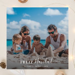 Feliz Navidad Spanish Christmas Family Beach Foto Feiertagskarte<br><div class="desc">Mit dieser eleganten zweisprachigen "Feliz Navidad" Fotokarte können Sie festliche Wünsche senden. Die moderne spanische Weihnachtskarte mit einem Foto am Strand eignet sich hervorragend zum Feiern der Saison. Das schlichte Rot-Weiß-Design bringt eine warme und fröhliche Touch,  ideal,  um den Urlaub mit den Lieben zu teilen.</div>