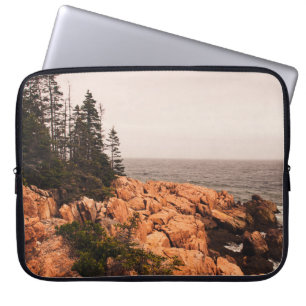Felsen und Bäume an der Küste von Maine in Acadia Laptopschutzhülle