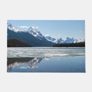 Felsgebirge, die im Maligner See reflektieren Fußmatte