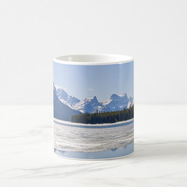 Felsgebirge, die in Maligne Lake reflektieren Kaffeetasse (Mittel)