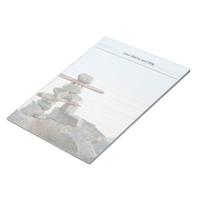 Felsgestapel am Strand. Foto bei Hao zhang Notizblock (angewinkelt)