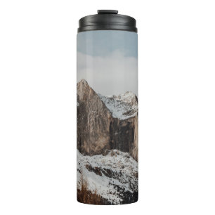 FELSIGE BERGE IN DER NÄHE VON KIEFERN THERMOSBECHER
