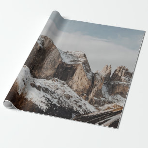 FELSIGE BERGE NAHE BEI KIEFERN GESCHENKPAPIER