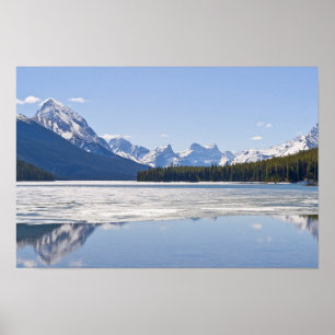 Felsige Berge spiegeln sich im Maligne-See Poster