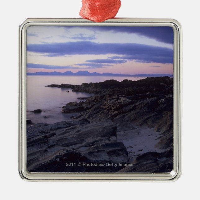 Felsige Küste am Sonnenuntergang in Kintyre, Silbernes Ornament (Vorne)