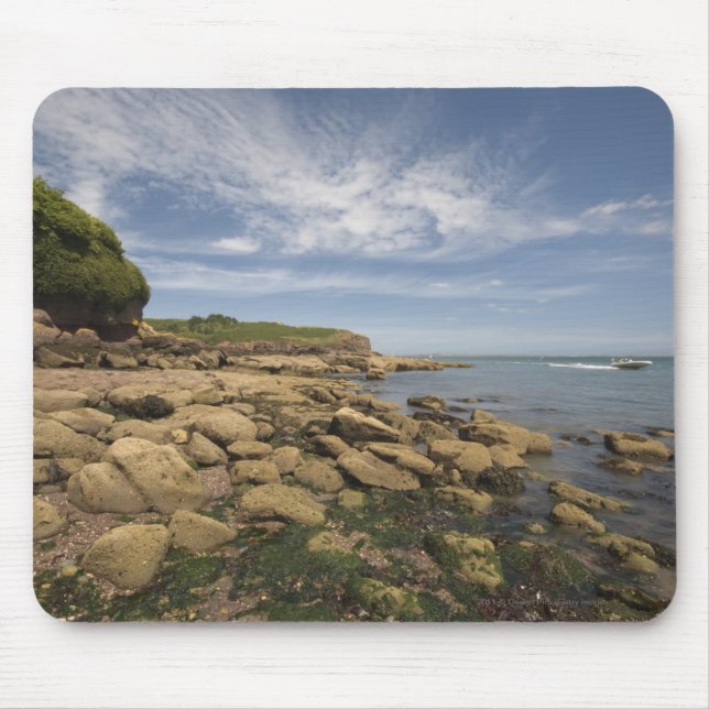 Felsige Küste mit dem Motorboot-Reisen Mousepad (Vorne)