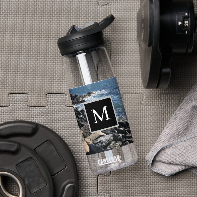 Felsige Meeresküste Einzelne große Initiale in sch Trinkflasche (Fitnessstudio (gedreht))