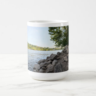 Felsiges Flussufer mit Bäumen — Szenetasse Natur Kaffeetasse