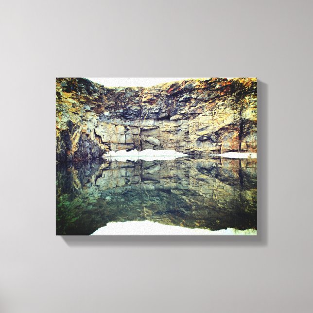 Felswand Reflektionen im Teich 3 Natur Leinwanddruck (Vorderseite)