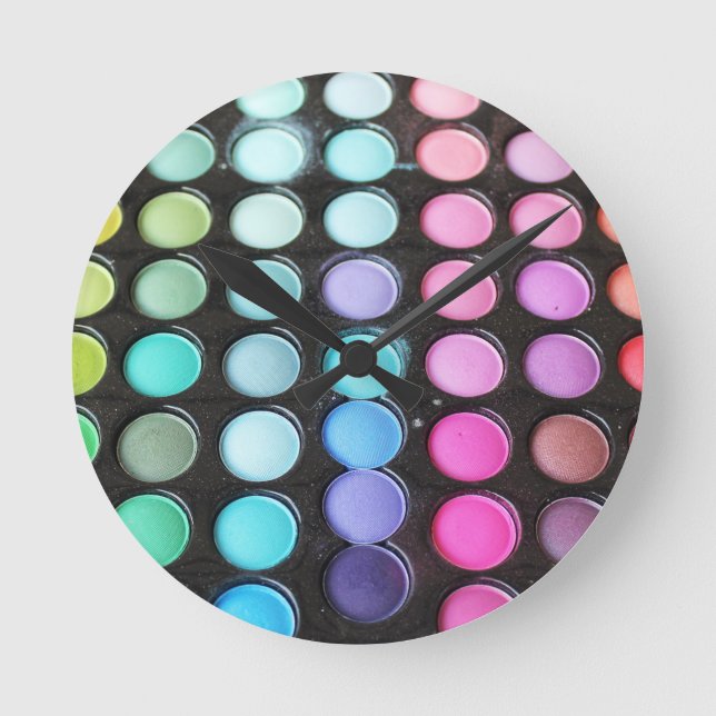 Feminine Colorful Makeup Artist Runde Wanduhr (Vorderseite)