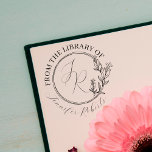 Feminine Floral Script Initials Library Buchzeiche Permastempel<br><div class="desc">Mit diesem wunderschönen Blumendesign "From the Library of" aus der Gummi-Briefmarke wird ein bleibender, eleganter Eindruck gemacht. Die klassische Serifenschrift ex libris steht im Kontrast zu einem modernen botanischen Rahmen aus mehreren handgezeichnet Kreisen und Ihren Initialen und Namen in kalligraphischen Schriften. Ein ideales Geschenk für jede Frau, die Lieben macht....</div>