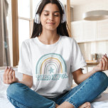 Feminine Pastel Rainbow Star Typografie Dankbar T-Shirt<br><div class="desc">Dieses feminine Design hat eine Regenbogenillustrierung in sanften Pastelltönen aquamarin,  sanft gelb und rosa mit einem Sternmotiv in der Mitte,  und aquamarine Typografie Dankbar in einem funky Stil mit Polka-Punkten gefüllt.</div>