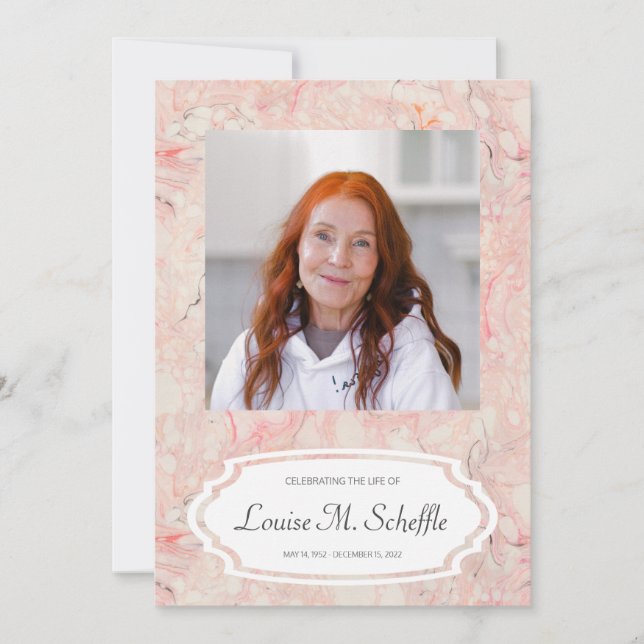 Feminine Pink Marble Feier zum Gedenken an das Leb Einladung (Vorderseite)