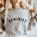 Feminist| Kollegialtypografie T-Shirt<br><div class="desc">Unser Heather-Grautee ist mit "FEMINIST" in schwarzer Schrift im Kollegialstil für eine kühne Aussage versehen.</div>