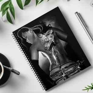 Femme au dragon tatoué noir et blanc edgy