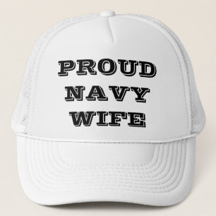 Femme casquette fière de la Marine