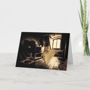 Femme dansante dans un grenier carte d'Halloween