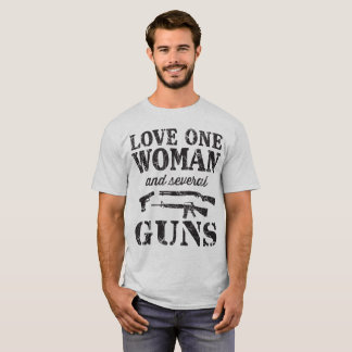 Femme de l'amour un et T-shirt de plusieurs armes