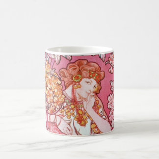 Femme de Mucha parmi la tasse de Nouveau d'art de
